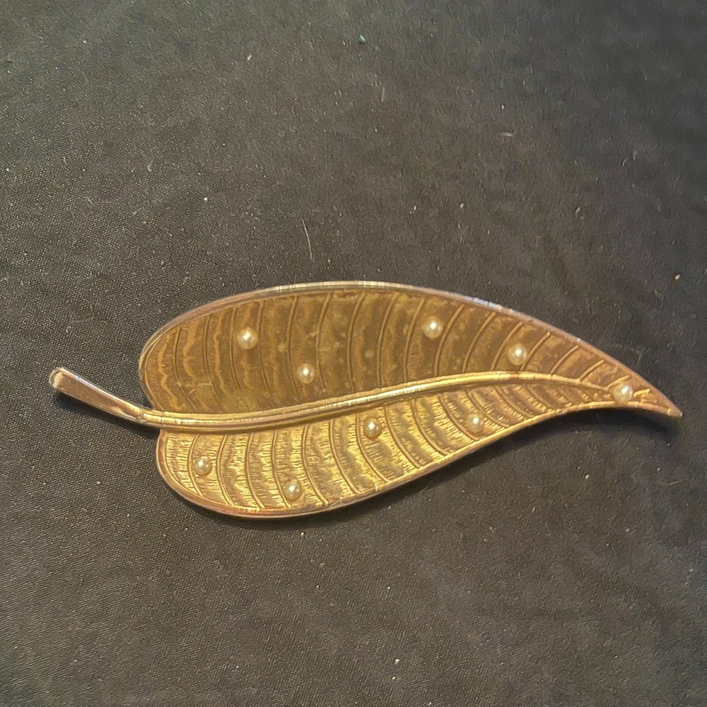 Vintage Gold Tone Leaf Pin with Pearl Accents